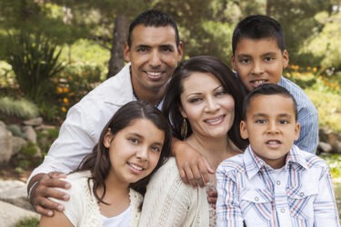 Foto de familia hispana en el parque.